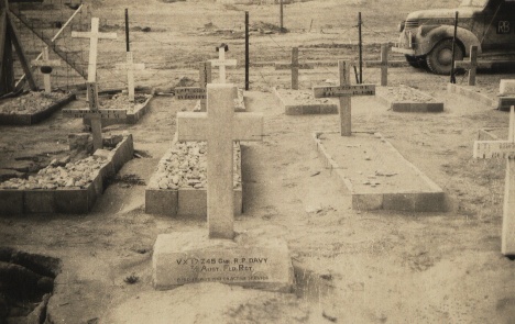 Gravestone of Bob Davey at Mersa Matruh